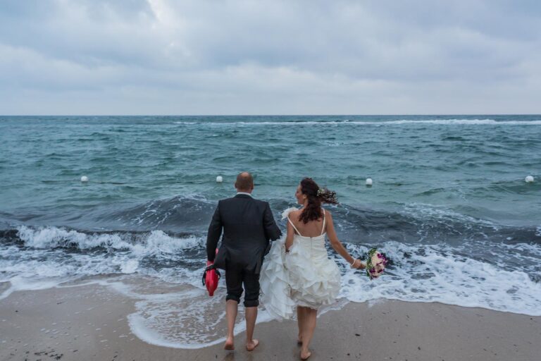 Das Paar und das Meer, standesamtliche Trauung in Pula - meer sardinien urlaub