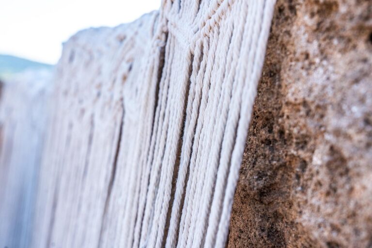 Detail-Aufnahme der Deko in der Versammlungshütte des Nuraghe Palmavera - meer sardinien urlaub