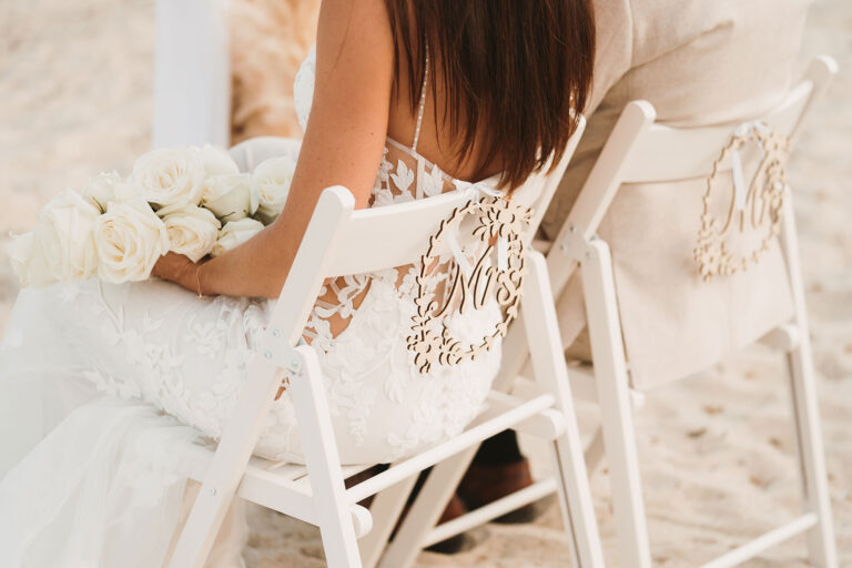 Detail-Aufnahme-des-sitzenden-Brautpaares-zur-Strandhochzeit---meer-sardinien-urlaub