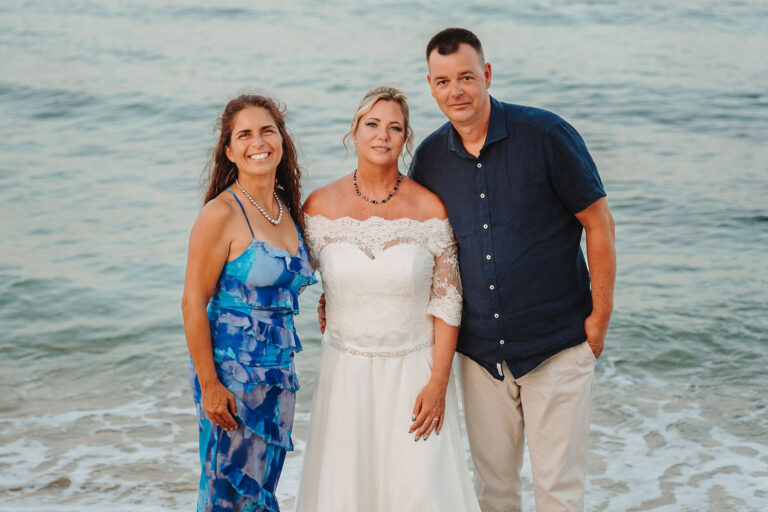 Erinnerungsbild-des-Brautpaares-mit-Jolanda-Melis,-Strandhochzeit---meer-sardinien-urlaub