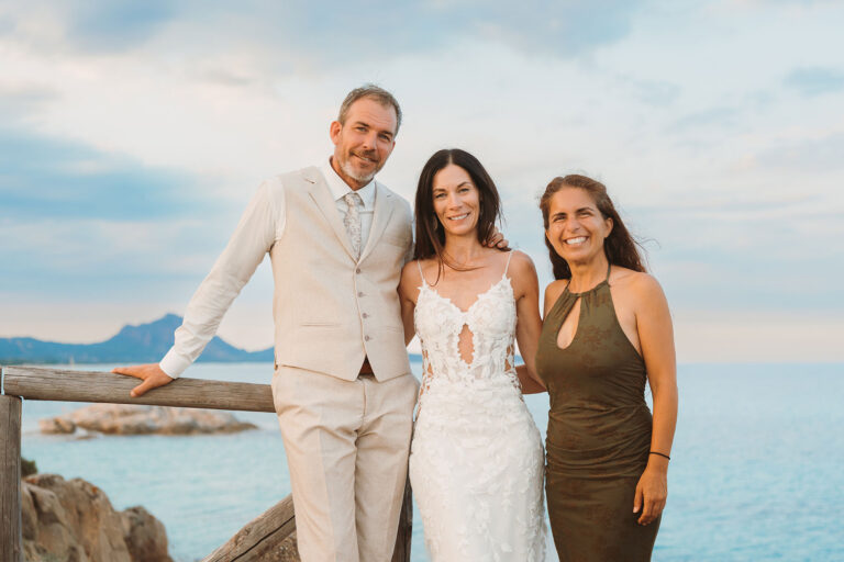 Erinnerungsbild-des-Brautpaares-mit-Jolanda-Melis-nach-der-Strandhochzeit---meer-sardinien-urlaub