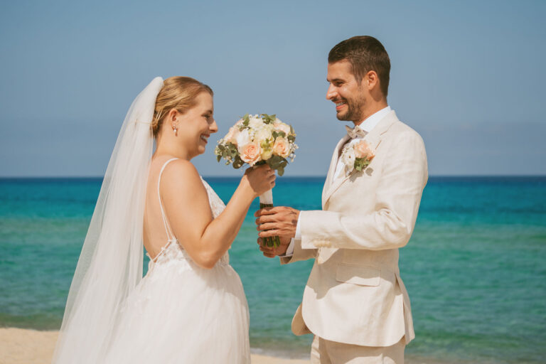 First-Look-und-Übergabe-des-Brautstrausses,-Strandhochzeit---meer-sardinien-urlaub
