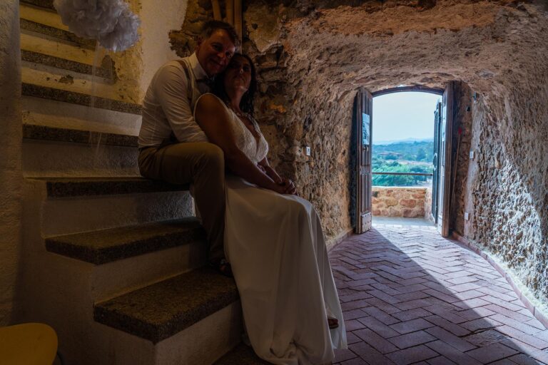 Fotoshooting im Sarazenenturm nach der Strandhochzeit - meer sardinien urlaub