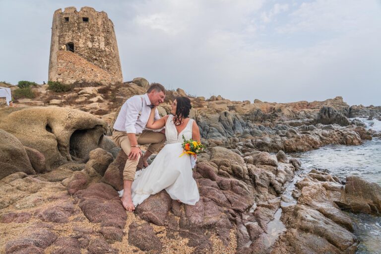 Fotoshooting mit Sarazenenturm nach der Hochzeit am Strand von Barisardo - meer sardinien urlaub