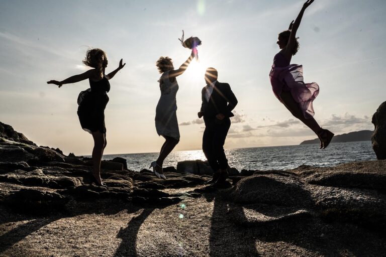 Freudensprünge nach der Trauung an der Festung Fortezza, Villasimius - meer sardinien urlaub