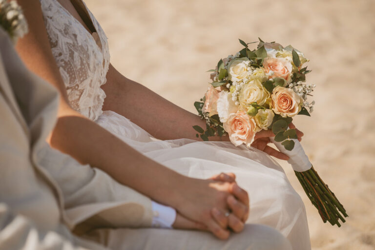 Hand-in-Hand-ein-Leben-lang,-Strandhochzeit---meer-sardinien-urlaub