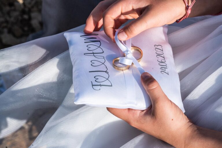 Kissen mit Trauringen - meer sardinien urlaub