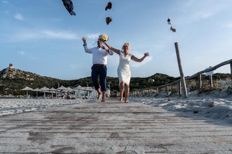 Momente der Freude des Hochzeitspaares bei der Festung Fortezza, Villasimius - meer sardinien urlaub