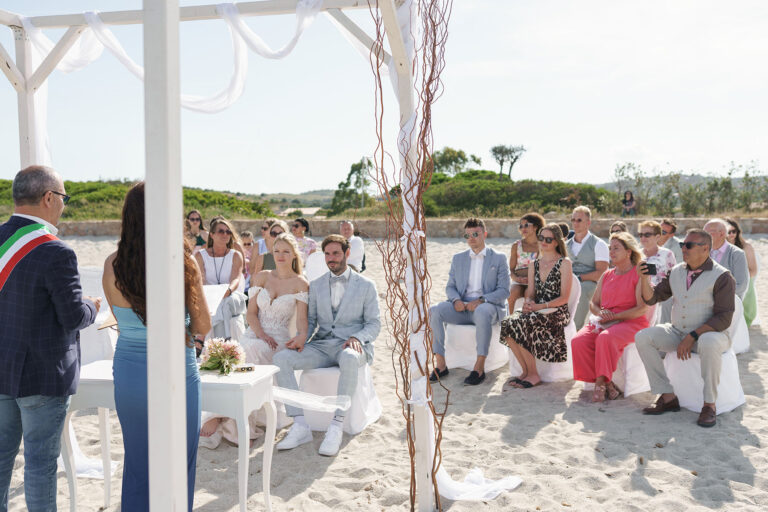 Momente-der-rechtsgültigen-Trauung,-Strandhochzeit---meer-sardinien-urlaub