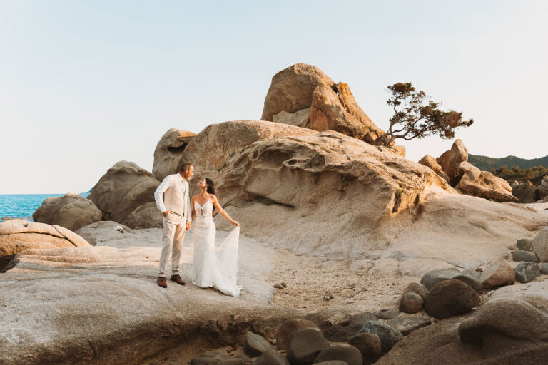 Paar-Foto-an-einem-Felsen-nach-der-Strandhochzeit---meer-sardinien-urlaub
