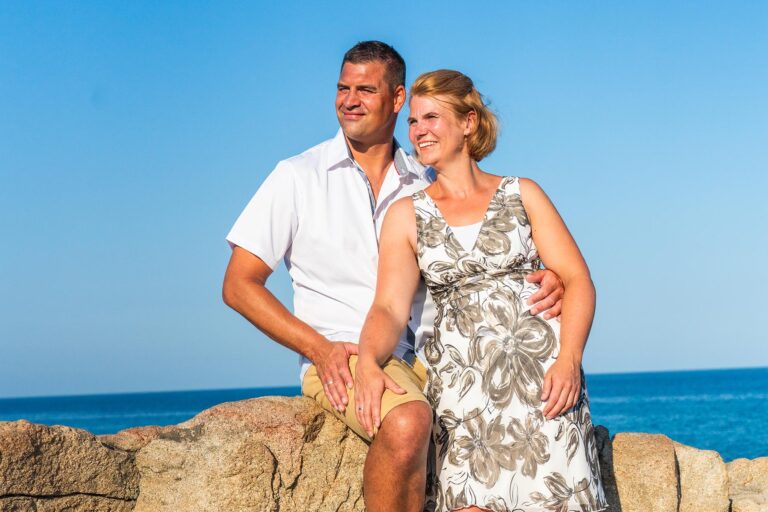 Paar-Shooting auf den Felsen im Anschluss an die Trauung am Meer - meer sardinien urlaub