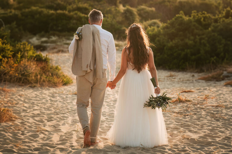 Paar-während-der-Golden-Hour,-Strandhochzeit---meer-sardinien-urlaub