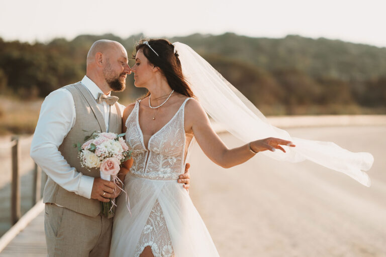 Paarbild-auf-dem-Strandsteg-nach-der-Trauung-im-Standesamt---meer-sardinien-urlaub