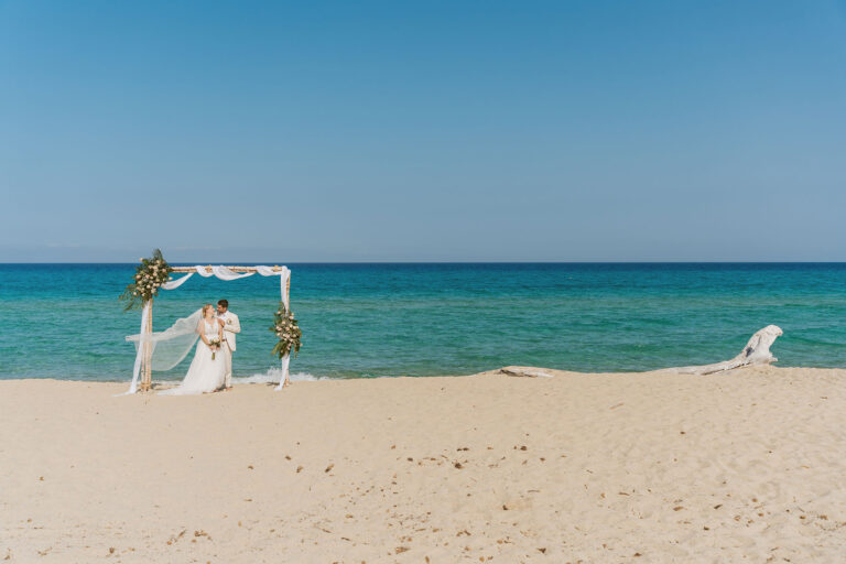 Paarshooting-unter-dem-Traubogen-am-herrlichen-Traumstrand-Cala-Sinzias,-Strandhochzeit---meer-sardinien-urlaub