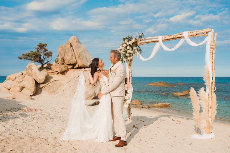 Paarshooting-vor-dem-Traubogen-nach-der-Strandhochzeit---meer-sardinien-urlaub