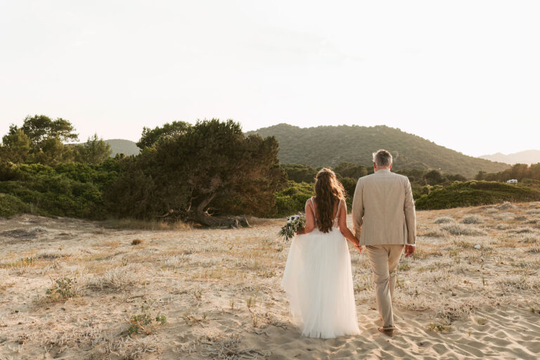 Paarshooting-während-der-Golden-Hour,-Strandhochzeit---meer-sardinien-urlaub
