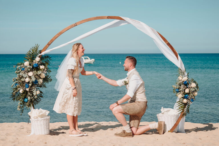 Platz-für-lustige-und-liebevolle-Gesten,-Strandhochzeit---meer-sardinien-urlaub
