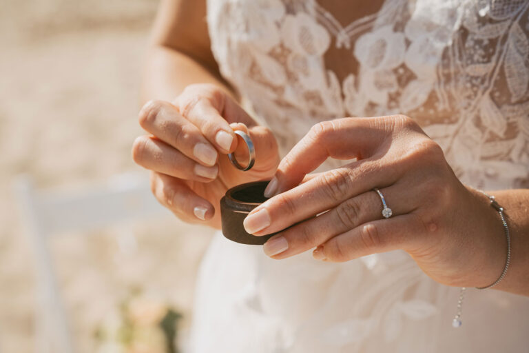Ringtausch-bei-der-Strandhochzeit--meer-sardinien-urlaub