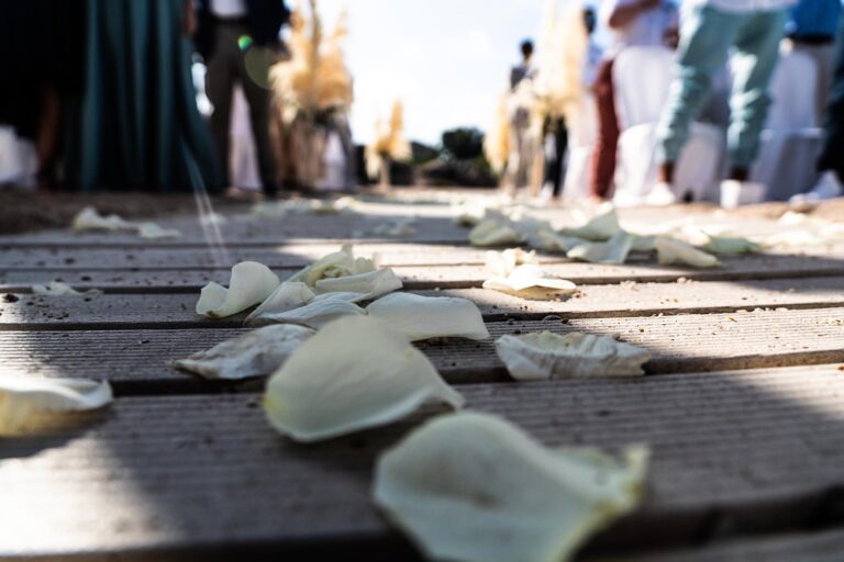 Rosenblätter säumen den Weg zur Strandhochzeit - meer sardinien urlaub