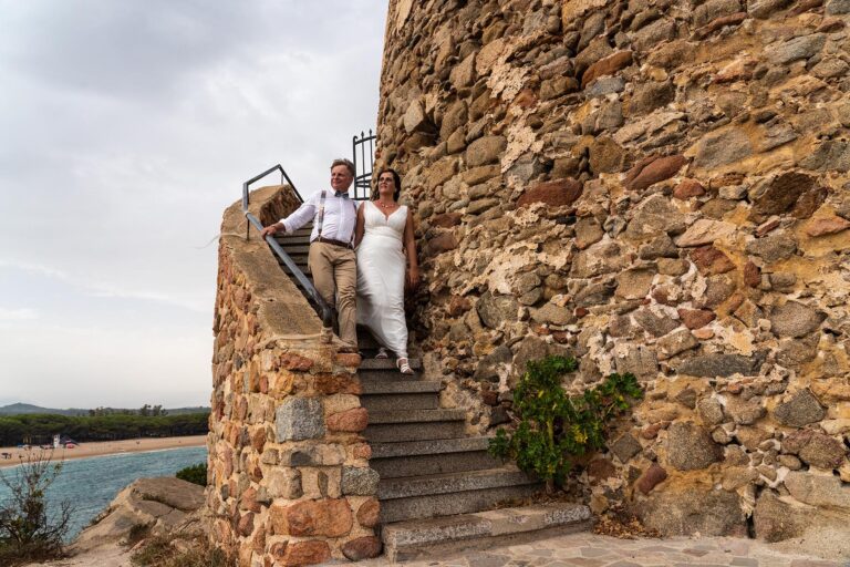 Sabine und Rupert am Sarazenenturm nach ihrer wundervollen Strandhochzeit - meer sardinien urlaub