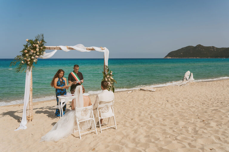Sand,-Meer-und-zwei-Herzen,-die-sich-das-Ja-Wort-geben,-Strandhochzeit---meer-sardinien-urlaub
