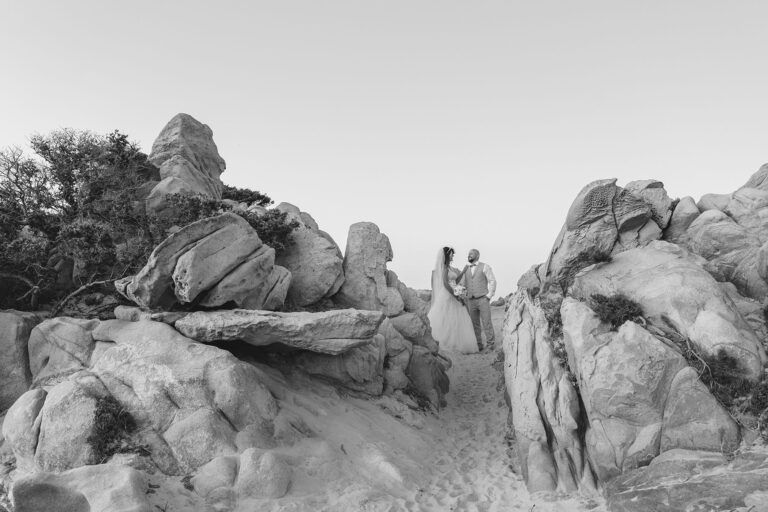 Schwarz-Weiss-Bild-mit-tollen-Felsen-am-Strand,-Trauung-im-Standesamt---meer-sardinien-urlaub