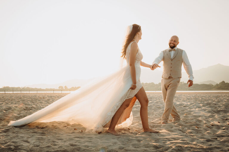 Spaziergang-am-Strand-des-Brautpaares-nach-der-Trauung-im-Standesamt---meer-sardinien-urlaub