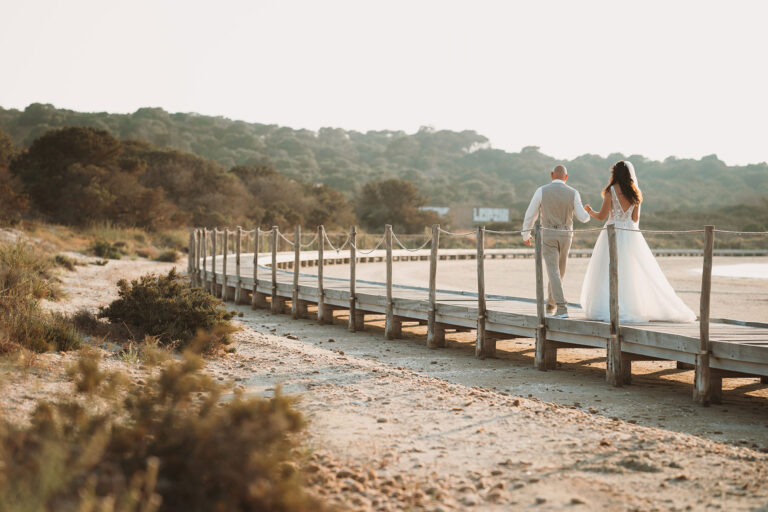 Spaziergang-auf-dem-Holzsteg-am-Strand-nach-der-Trauung-im-Standesamt---meer-sardinien-urlaub