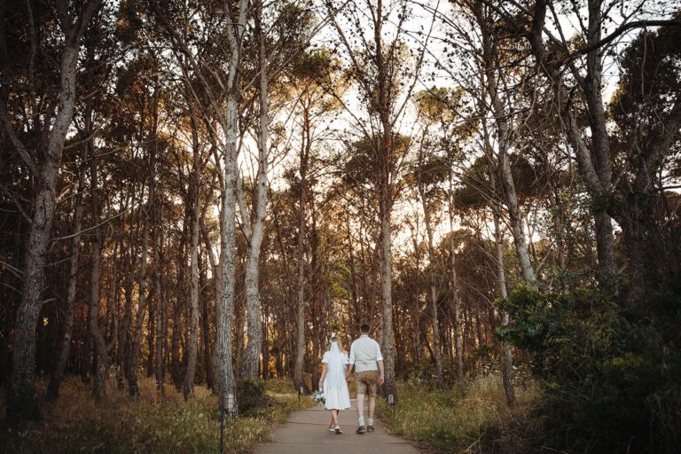 Spaziergang-durch-einen-Pinienhain,-Strandhochzeit---meer-sardinien-urlaub