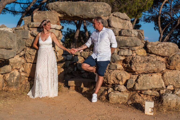 Stephanie und Sven vor der archäologischen Kulisse nach ihrer Traumhochzeit - meer sardinien urlaub