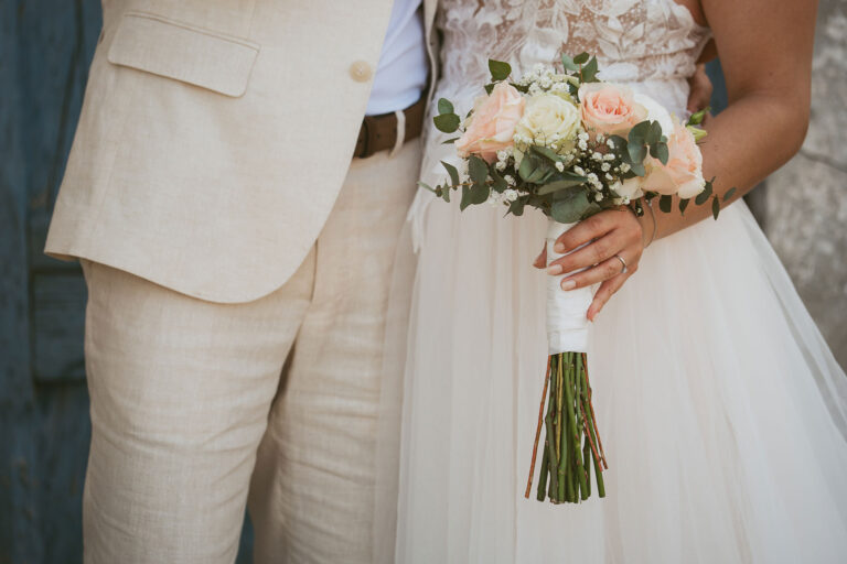 Stilbild-mit-Brautstrauss-nach-der-Strandhochzeit---meer-sardinien-urlaub
