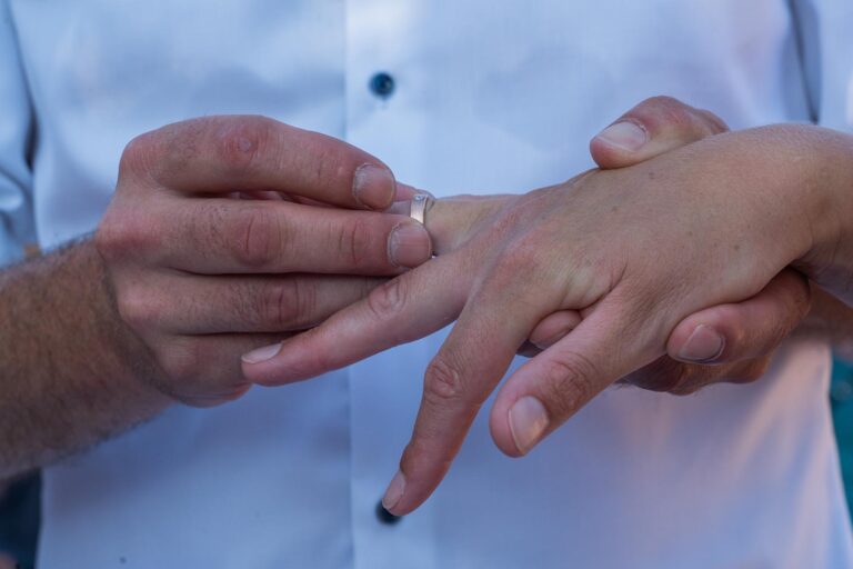Tausch der Ringe während der Hochzeitszeremonie - meer sardinien urlaub