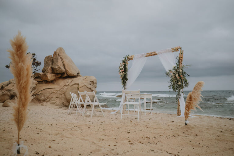 Traubogen-an-einer-kleinen-Sandbucht-mit-Felsen-und-knorrigem-Baum,-Strandhochzeit---meer-sardinien-urlaub