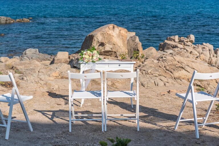 alles ist bereit für die Trauungszeremonie am Sarazenenturm - meer sardinien urlaub