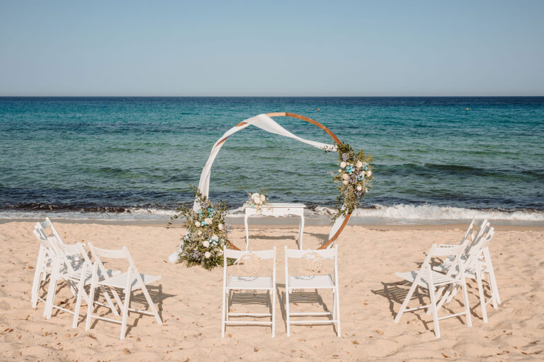 alles-ist-bereit-für-die-wunderbare-Traumhochzeit,-Strandhochzeit---meer-sardinien-urlaub