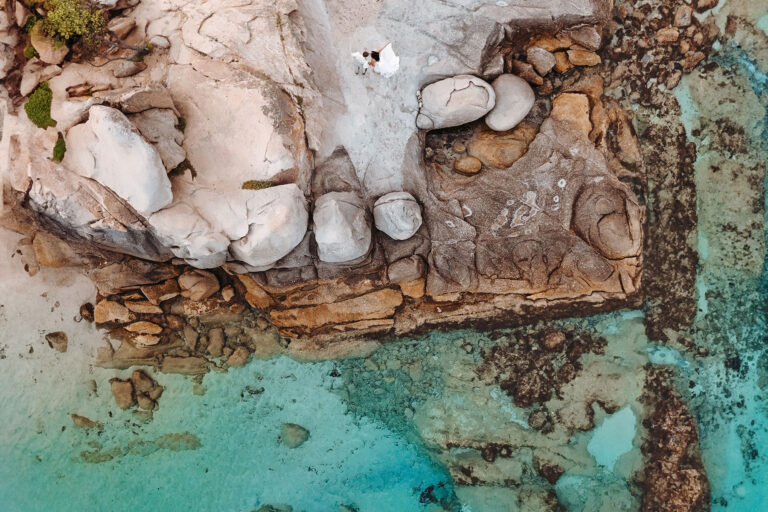 atemberaubende-Drohnen-Aufnahme-des--Brautpaares,-Strandhochzeit---meer-sardinien-urlaub-copia