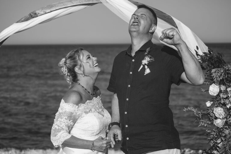 auch-bei-einer-Trauung-ist-viel-Platz-für-ausgelassene-Freude-und-Jubel-wie-hier-beim-Ringtausch,-Strandhochzeit---meer-sardinien-urlaub