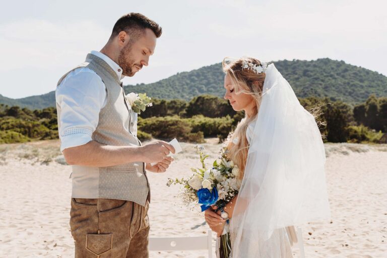 auch-während-der-rechtsgültigen-Trauung-gibt-es-Raum-für-ein-persönliches,-individuelles-Eheversprechen,-Strandhochzeit---meer-sardinien-urlaub