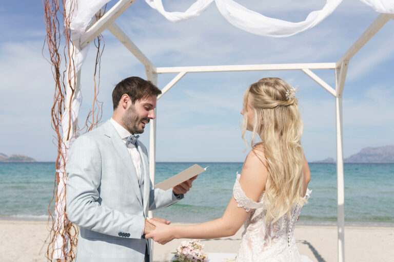 auch-während-einer-rechtsgültigen-Zeremonie-besteht-Raum-für-ein-gefühlvolles,-individuelles-Eheversprechen,-Strandhochzeit---meer-sardinien-urlaub