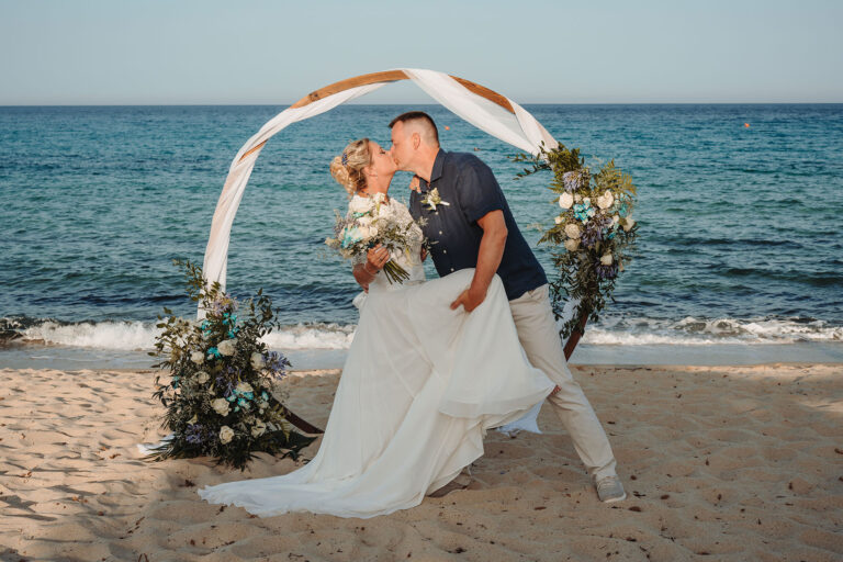 ausgelassenes-Paarshooting-nach-der-Strandhochzeit---meer-sardinien-urlaub