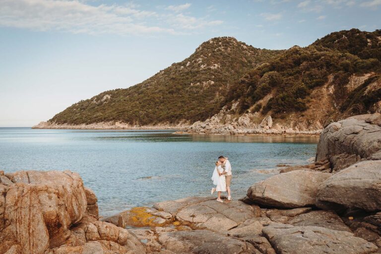 das-Brautpaar,-Felsen,-Meer-und-die-atemberaubende-Landschaft,-Strandhochzeit---meer-sardinien-urlaub