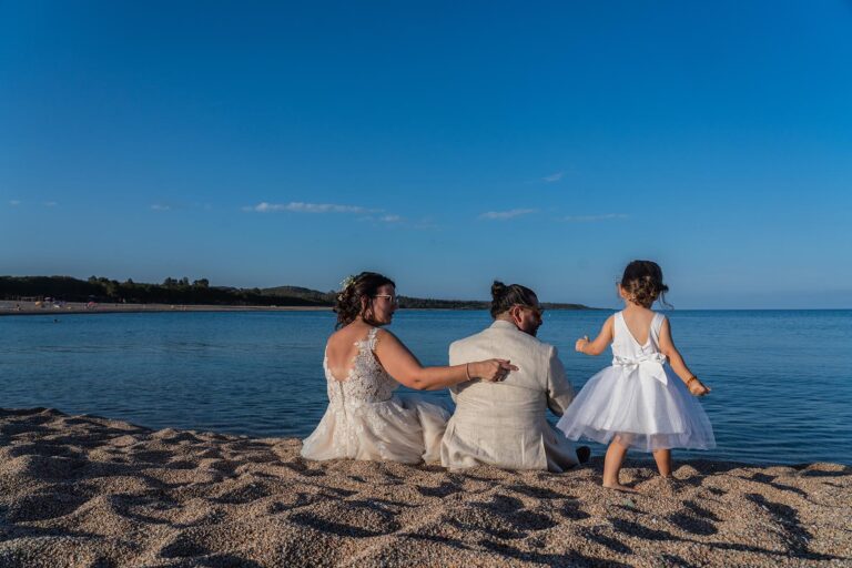 das Brautpaar mit Kind nach der Strandhochzeit - meer sardinien urlaub