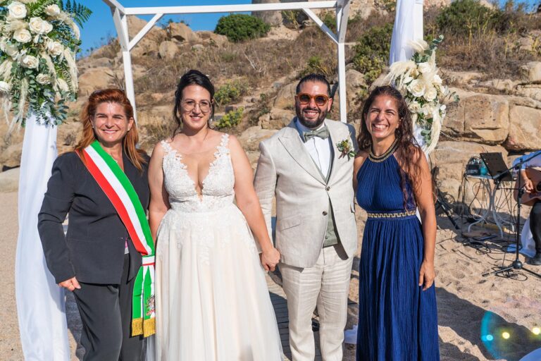 das Brautpaar mit offiziell gekleiderer Standesbeamtin und der vereidigten Übersetzerin - meer sardinien urlaub