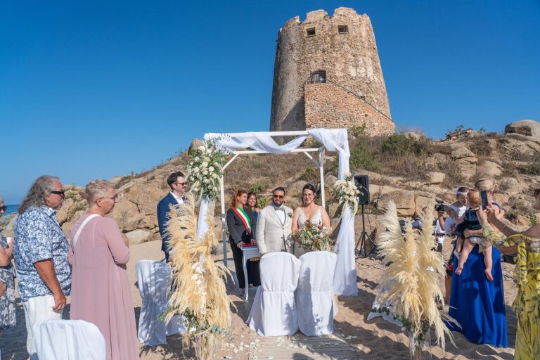 das Brautpaar tauscht das Versprechen für ein gemeinsames Leben unter dem Traubogen aus - meer sardinien urlaub
