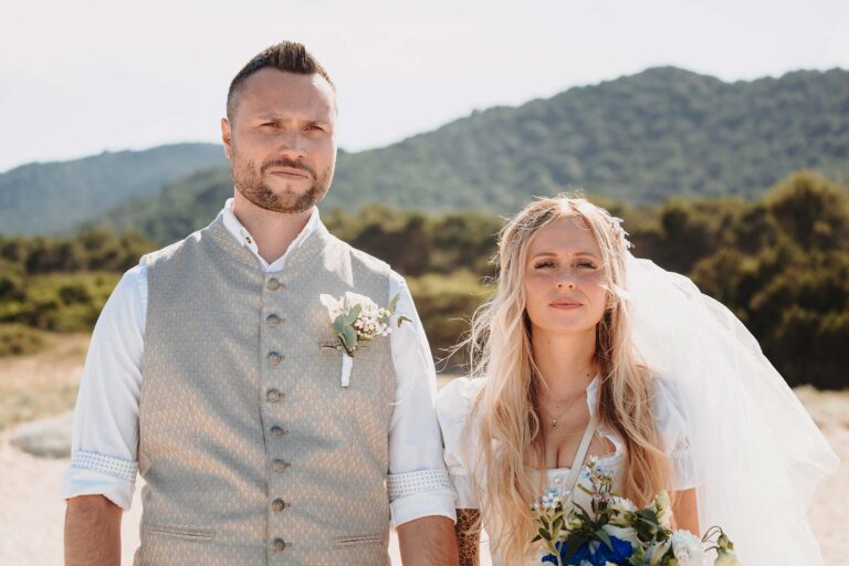 das-Brautpaar-während-der-Strandhochzeit---meer-sardinien-urlaub