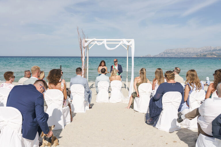 das-Ja-Wort-mit-lieben-Freunden-und-Familie,-Strandhochzeit---meer-sardinien-urlaub