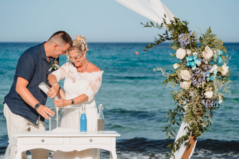 das-Sandritual-während-der-Strandhochzeit,---meer-sardinien-urlaub