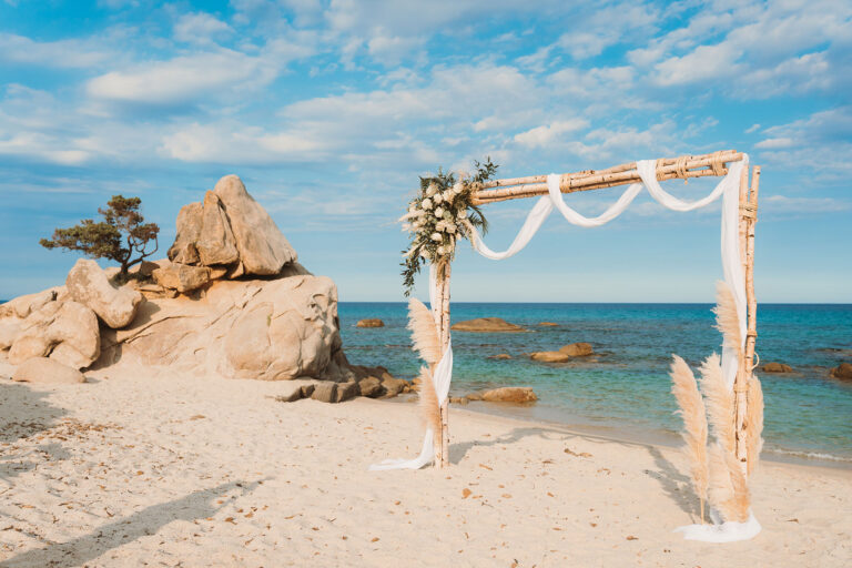 das-Trausetting-in-einer-malerischen-Bucht,-Strandhochzeit---meer-sardinien-urlaub