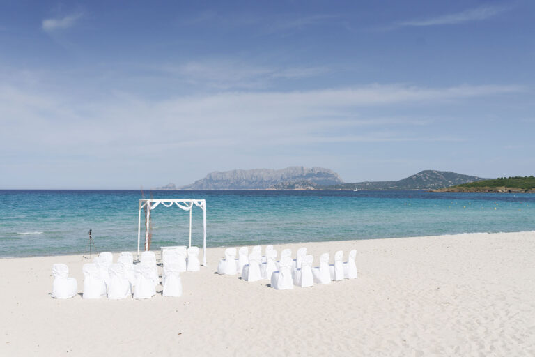 das-Trausetting-von-Chiara-und-Mario,-Strandhochzeit---meer-sardinien-urlaub