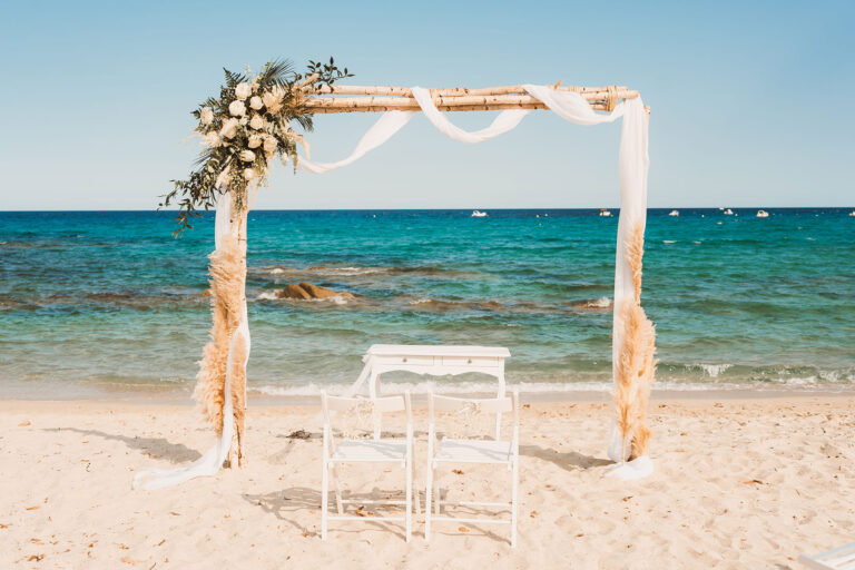 das-Trausetting-zur-Strandhochzeit---meer-sardinien-urlaub